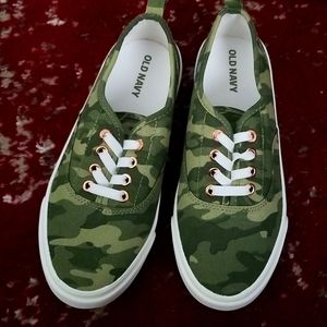 NWOT Size 1 Kid's Camo Slip On Shoes